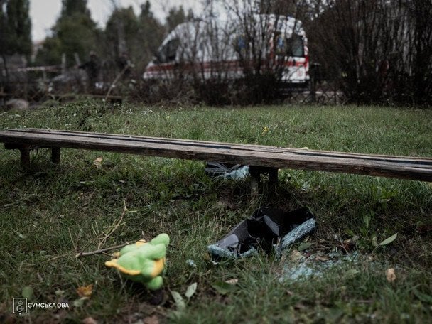 27 вересня 2026. Унаслідок ворожого удару по Сумах загинули двоє людей. Це літня жінка та 16-річна дівчина.