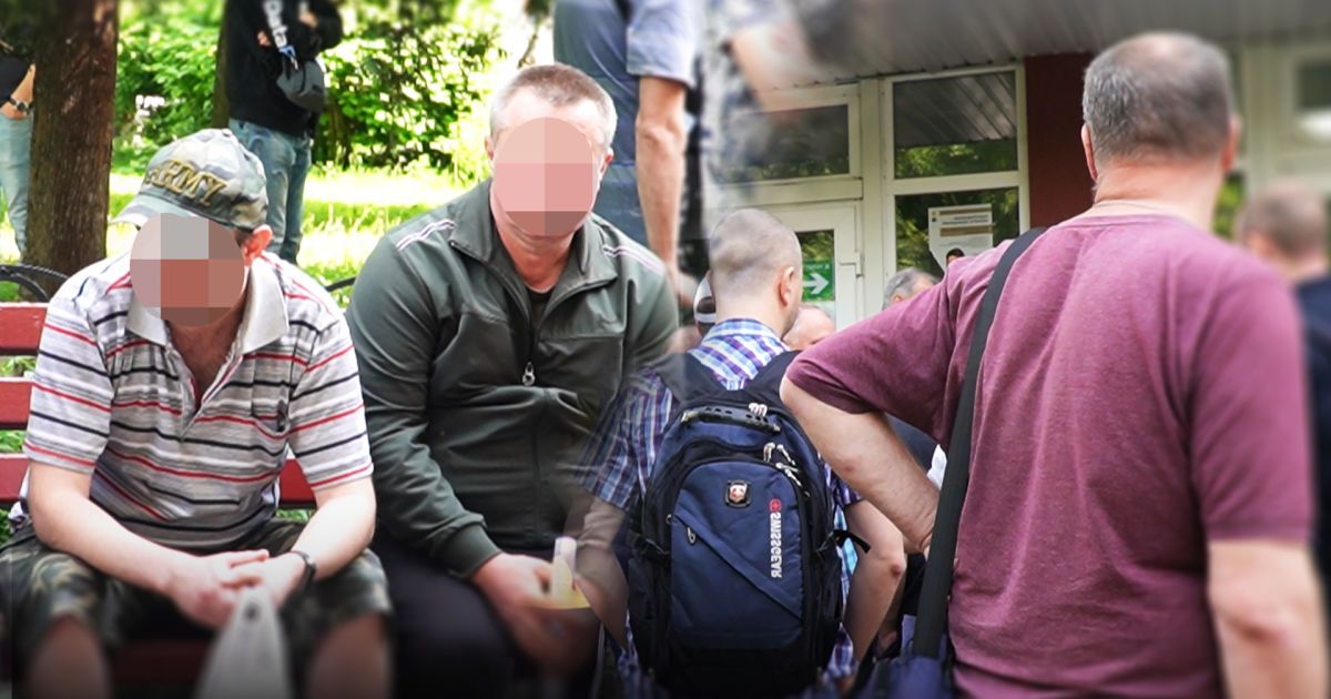 Чоловіки ночують під ТЦК у Києві