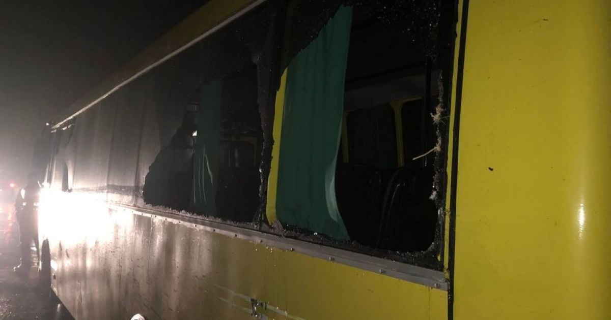 Під Рівним колоди випали з лісовоза та влетіли у вікно маршрутки, в якій їхало 20 людей: є поранений (фото)