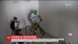 Поляк-велосипедист установил рекорд по восхождению на небоскреб