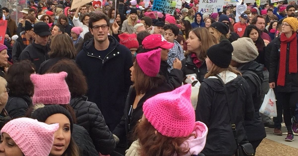 На массовых протестах против Трампа заметили его родственника