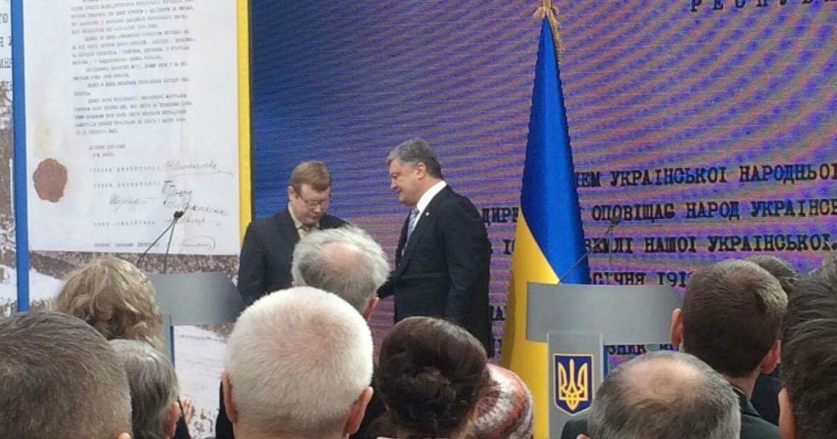 Порошенко нагороджує Жемчугова