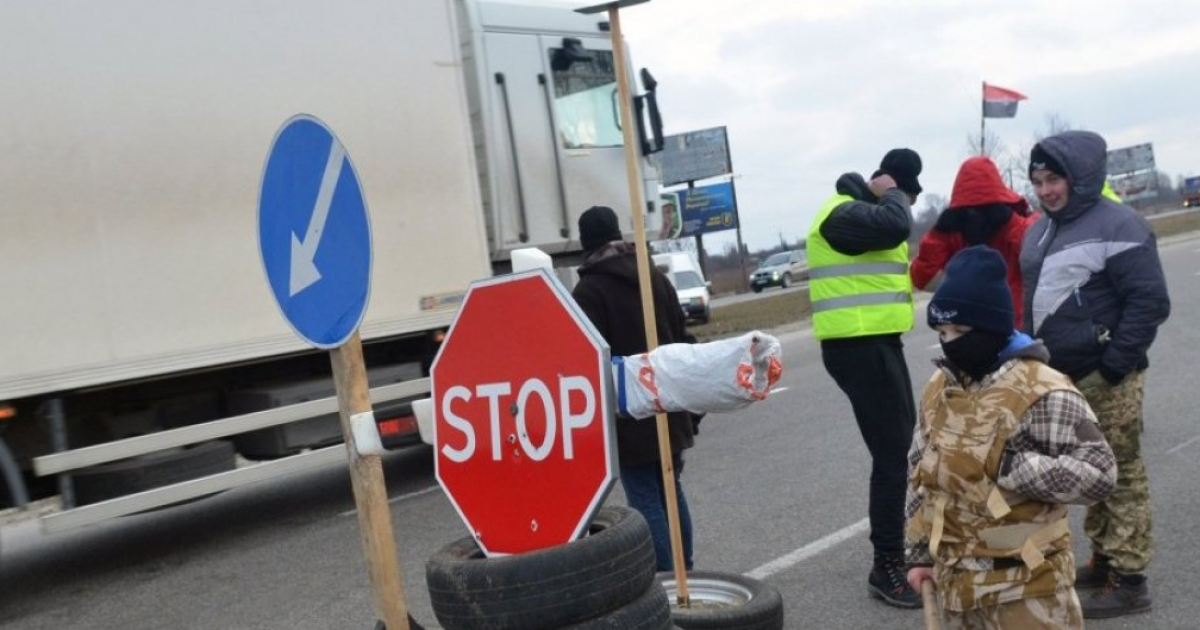 Кабмин официально запретил транзит российских грузовиков по территории Украины