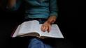 В Шостке библиотекарь читает книги по телефону: для кого ввесли необычный проект