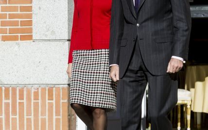 В красном кардигане и юбке от любимого бренда: новый выход королевы Летиции