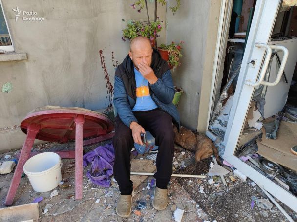 Отчим погибшей в результате ракетного удара 31-летней женщины / © Радио Свобода