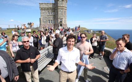 Мужчина с обнаженным торсом сделал фотобомбу с канадским премьером Трюдо
