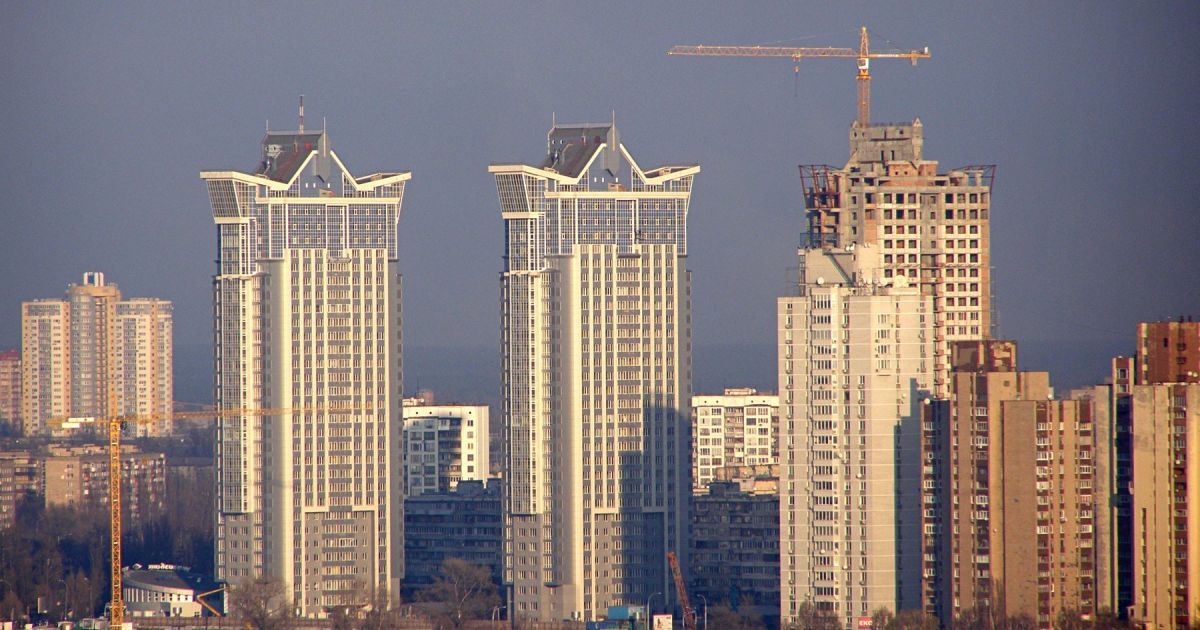 Попытка суицида: в Киеве женщина зависла на высоте 25 этажа, зацепившись за перила балкона