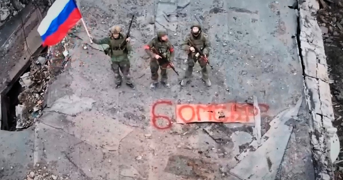 Оккупанты с российским флагом в Северске