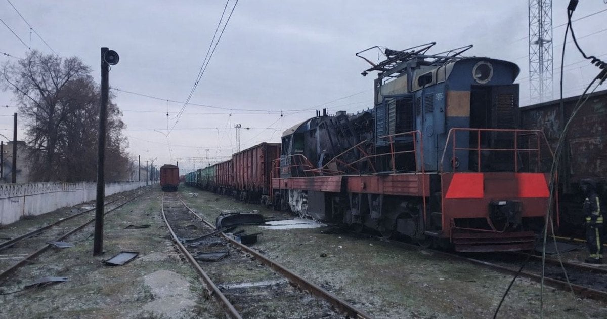 Пошкоджений ворожим ударом тепловоз у Запорізькій області