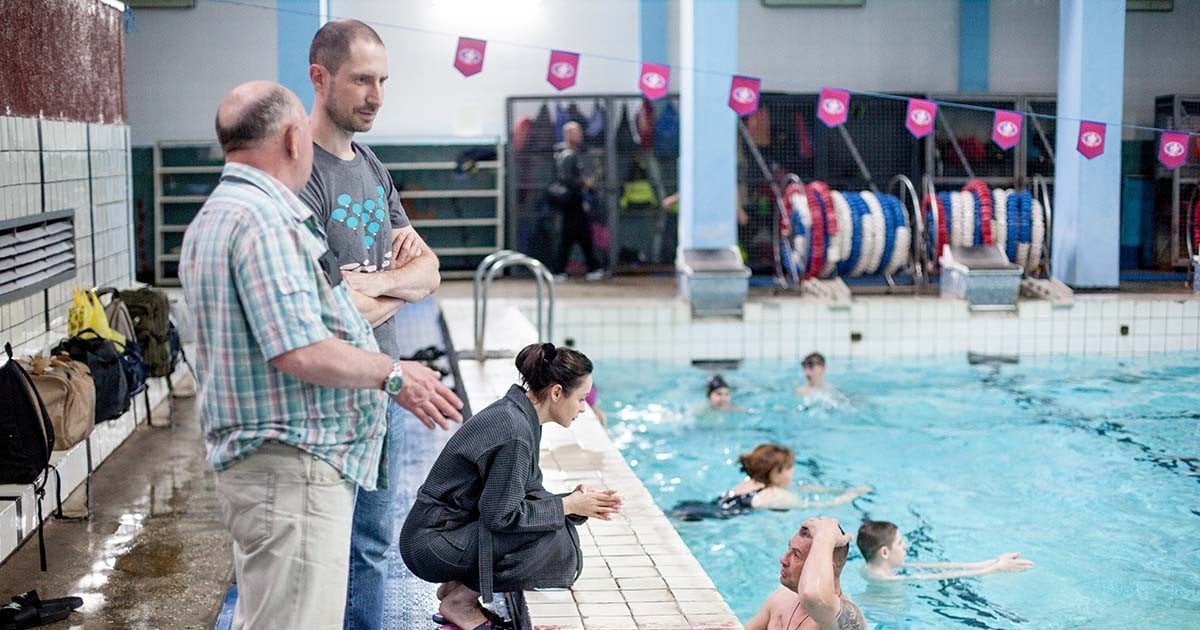 Відоме французьке медіа відзначило унікальну програму Метінвесту «Вільні хвилі» для реабілітації ветеранів через плавання