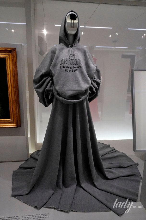 Дизайн Vetements в разделе «Старение тела» представлен на выставке Института костюма / © Associated Press