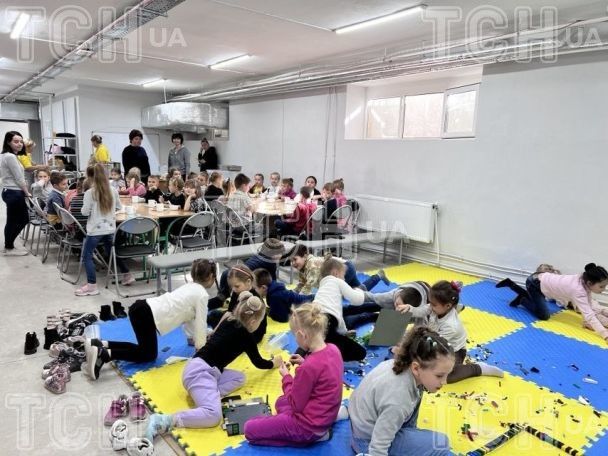 В ліцею запеняють, що від гри на барабанах в укритті діти отримують гарну розрядку емоцій / фото мистецького ліцею 