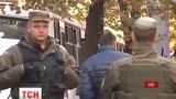 В ожидании пикета: в Киеве здание телеканала "Интер" окружили правоохранители и пожарные