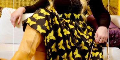 В платье с бабочками и оранжевых сапогах: эффектный образ Камалии