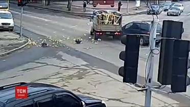 В Одесі на перехресті сталася ДТП, через яку дорогу вкрило лимонами