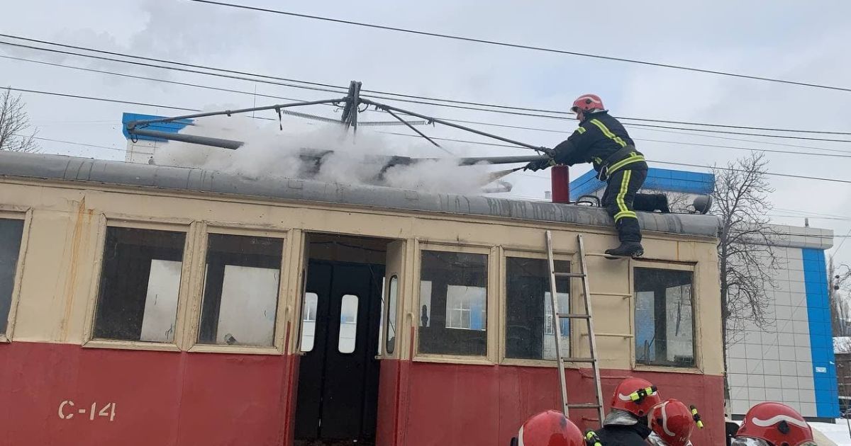 У Києві на Подолі загорівся трамвай: фото