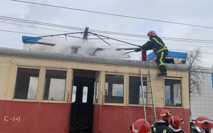 В Киеве на Подоле загорелся трамвай: фото