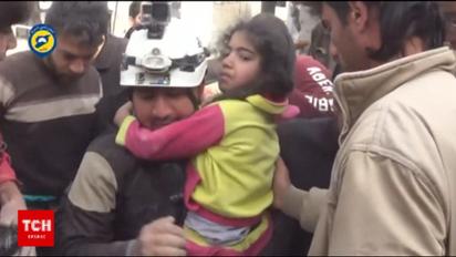 В Сети появилось видео спасения людей после бомбардировки повстанцами Сирии