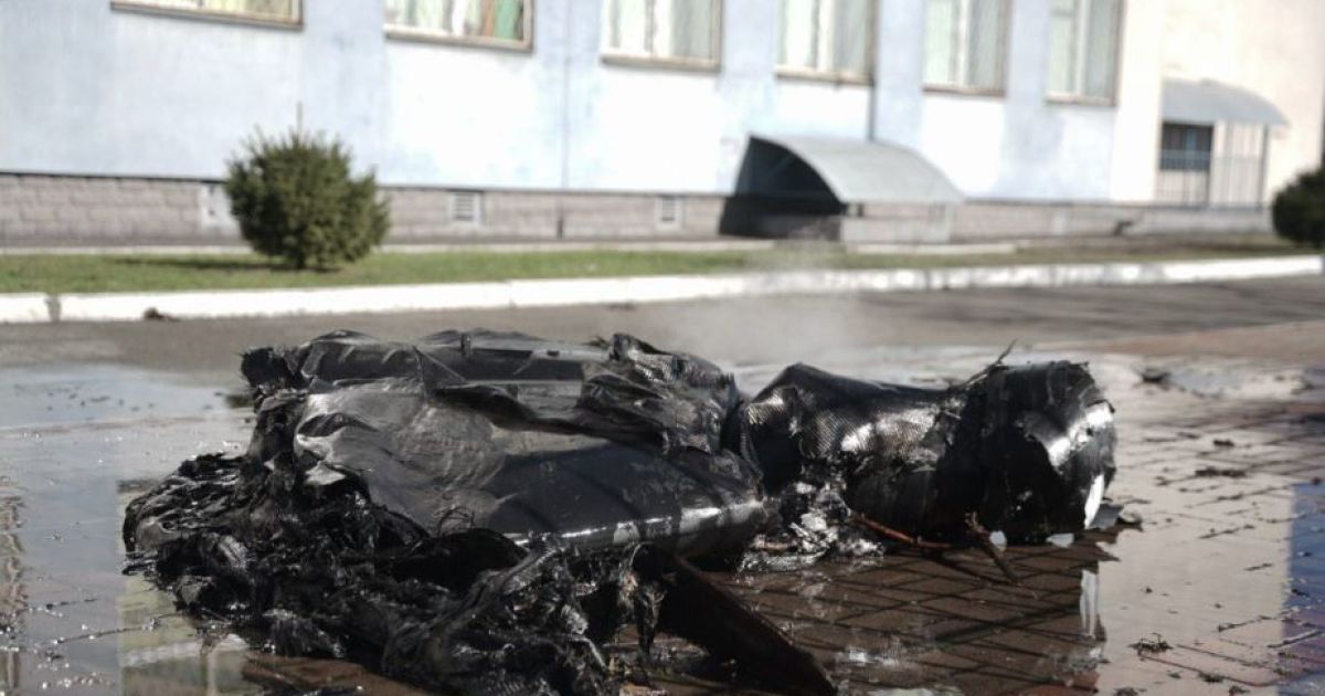 Уламки ворожого БпЛА впали на територію школи