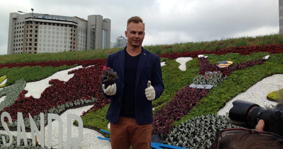 Цветочки для чемпиона. В Киеве для Абраменко высадили большую клумбу