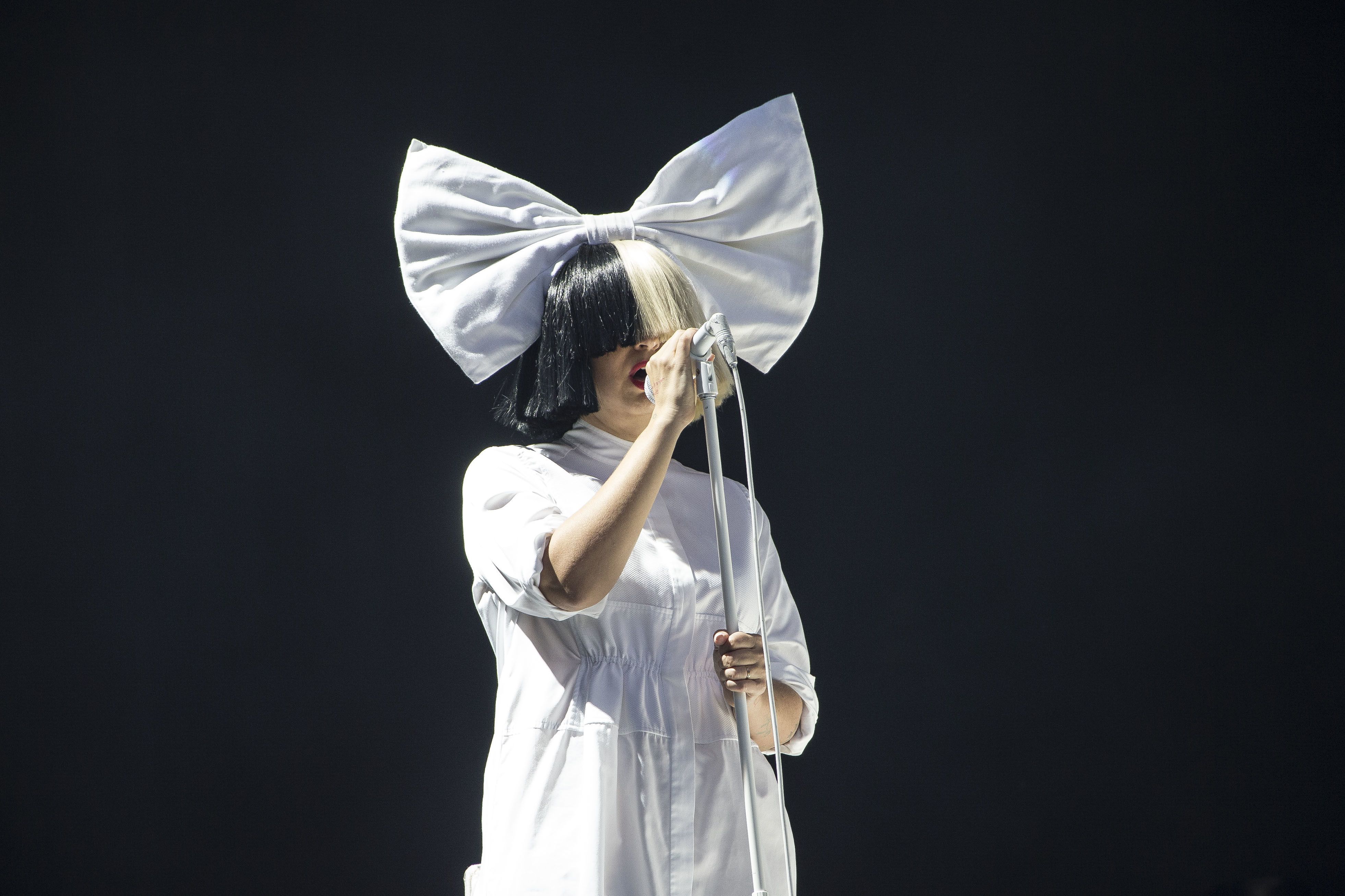 Певица Sia хотела совершить самоубийство