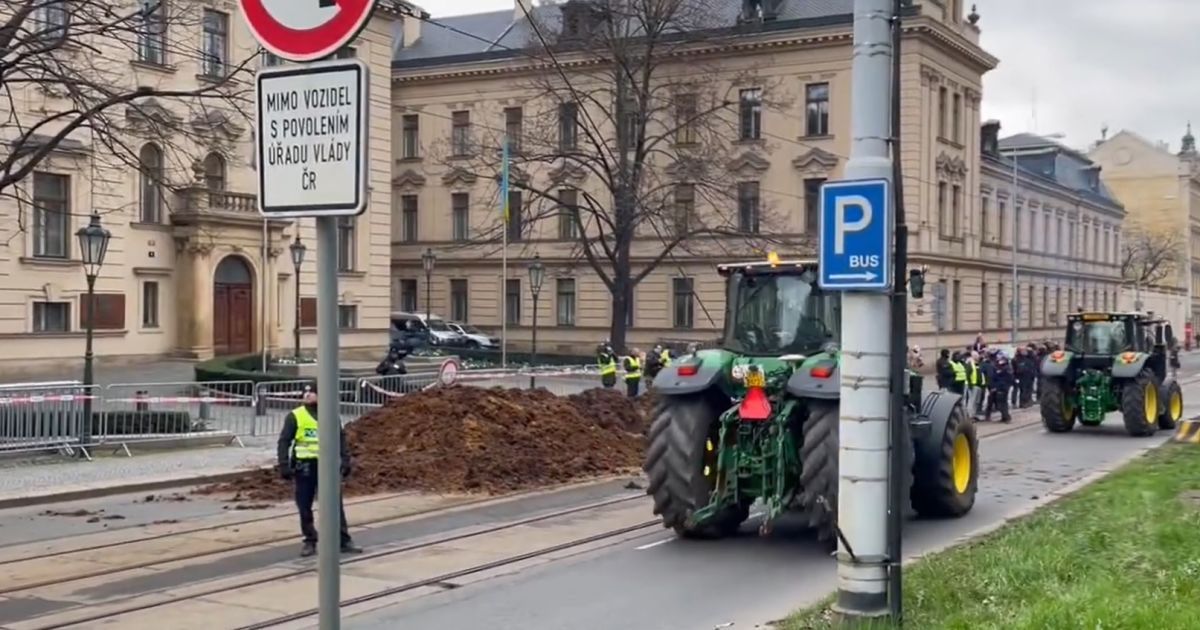 Чеські фермери висипали гній перед будинком уряду в Празі