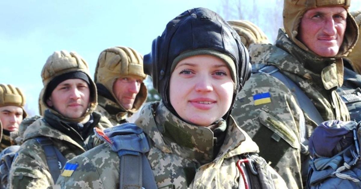 Мобілізовані десантники розпочали виконувати стрибки з парашутом з висоти 800 метрів.