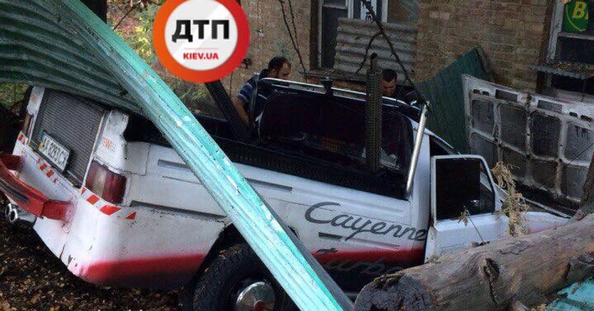 В Киеве пикап вылетел с дороги, снес забор и остановился в стене дома