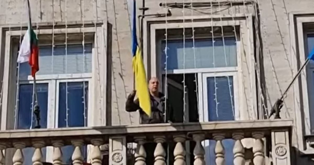 В Болгарии политик выбросил с балкона столичной мэрии флаг Украины: видео