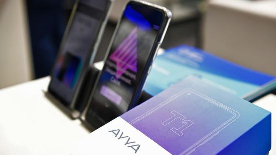 Нікому не потрібен: у РФ за півтора року продали 905 штук "вітчизняного вбивці iPhone"