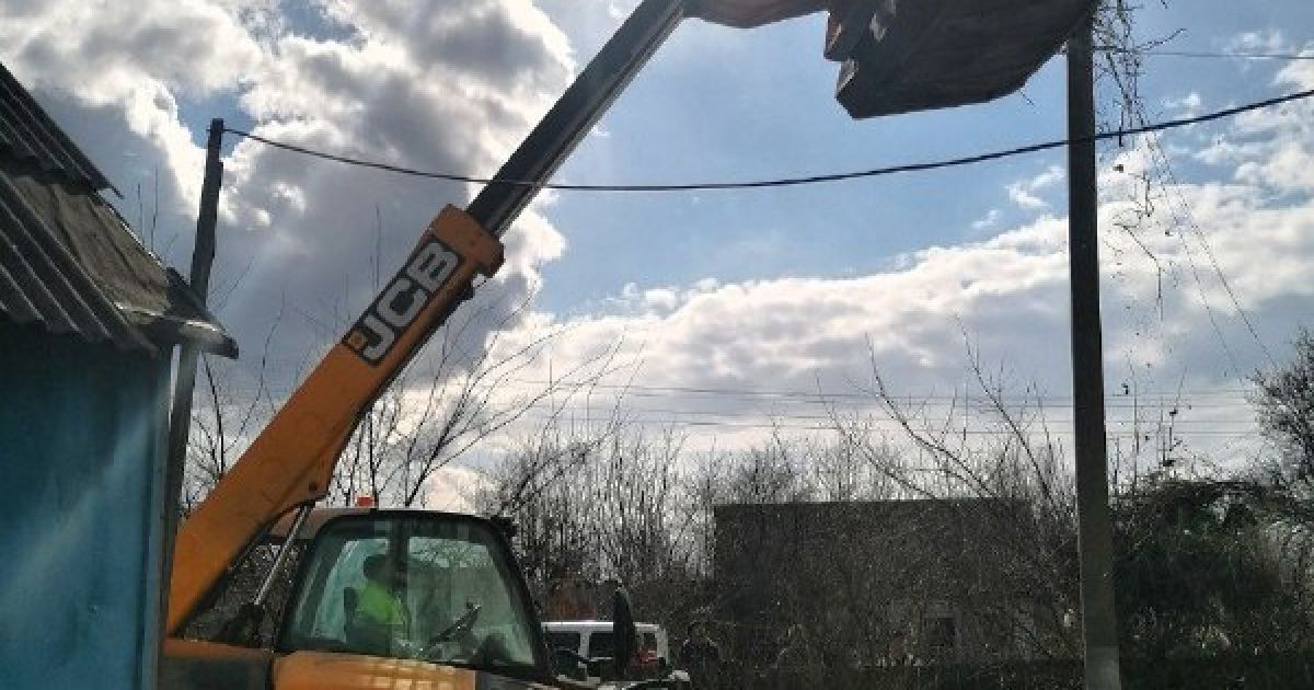 У Київській області місцеві жителі допомогли лелеці полагодити гніздо