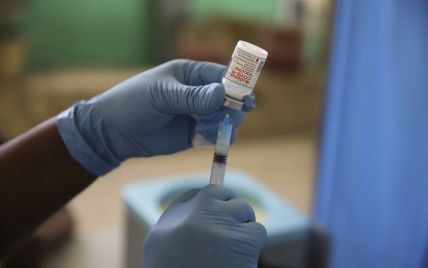 Кияни кинулись вакцинуватись: в амбулаторіях і центрах в величезних чергах виникають лайки і штовханина