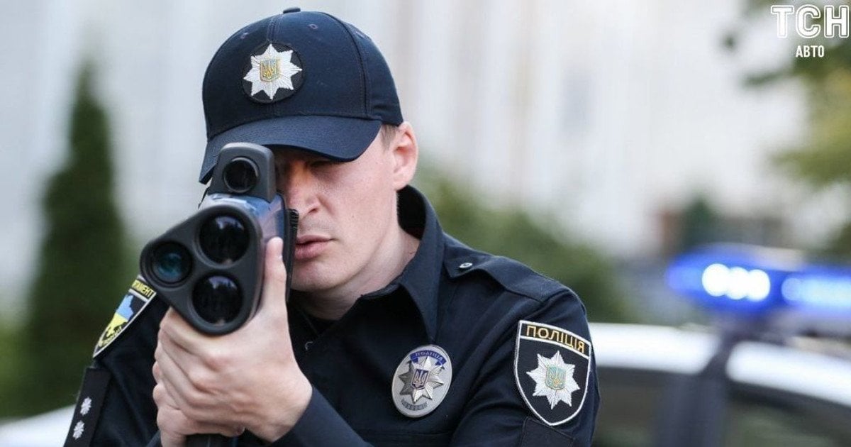 Патрульний поліцейський з приладом TruCAM