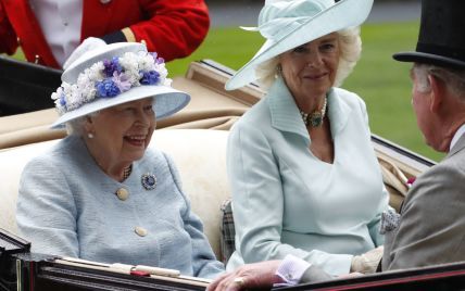 У вбраннях блакитних відтінків і під парасольками: королева Єлизавета II і герцогиня Корнуольська на скачках