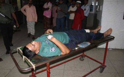 Боевики захватили 20 заложников в ресторане и убили полицейского в Бангладеш