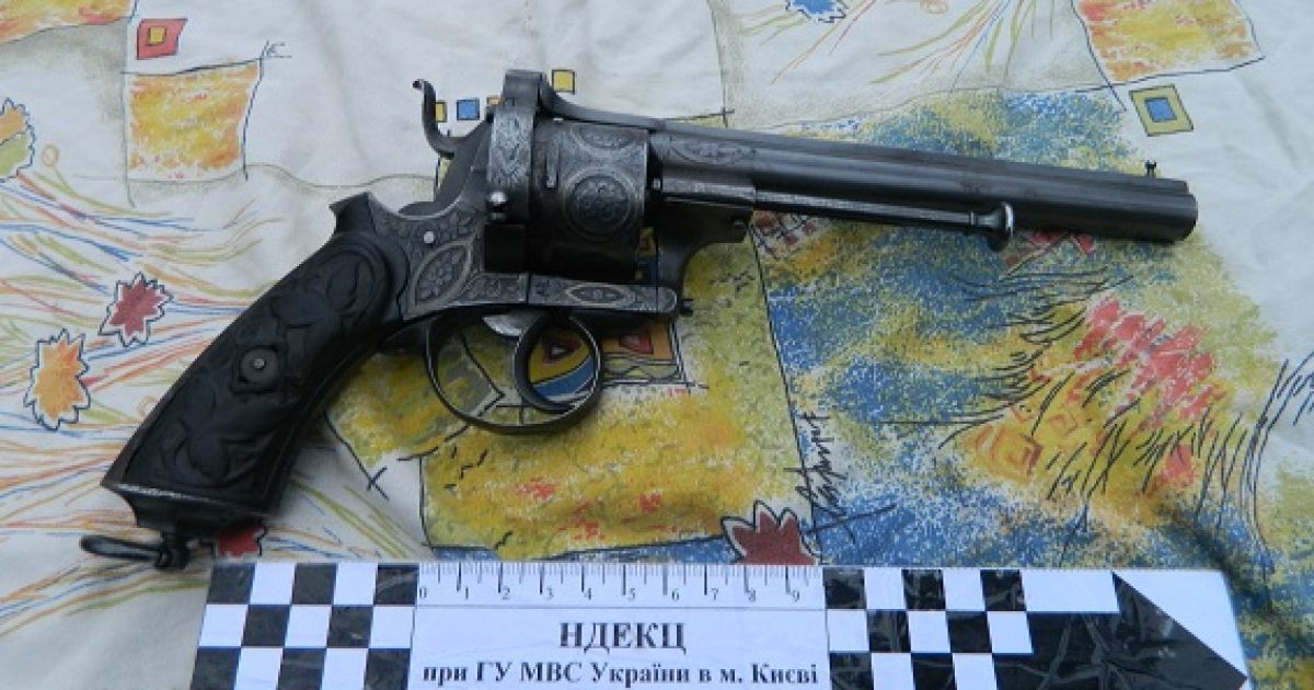 У Києві поліцейські натрапили на автомобіль зі зброєю та наркотиками