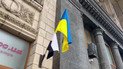 Флаг Надежды развевается над Главпочтамтом: символ памяти о пропавших без вести и пленных