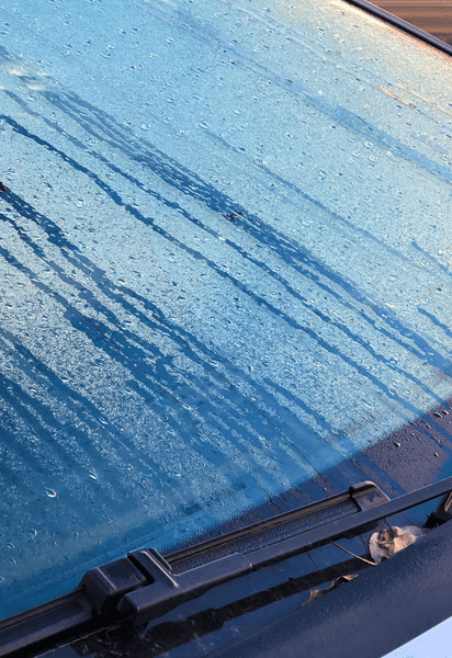 Как быстро разморозить лобовое стекло: бюджетный способ из TikTok всколыхнул Сеть