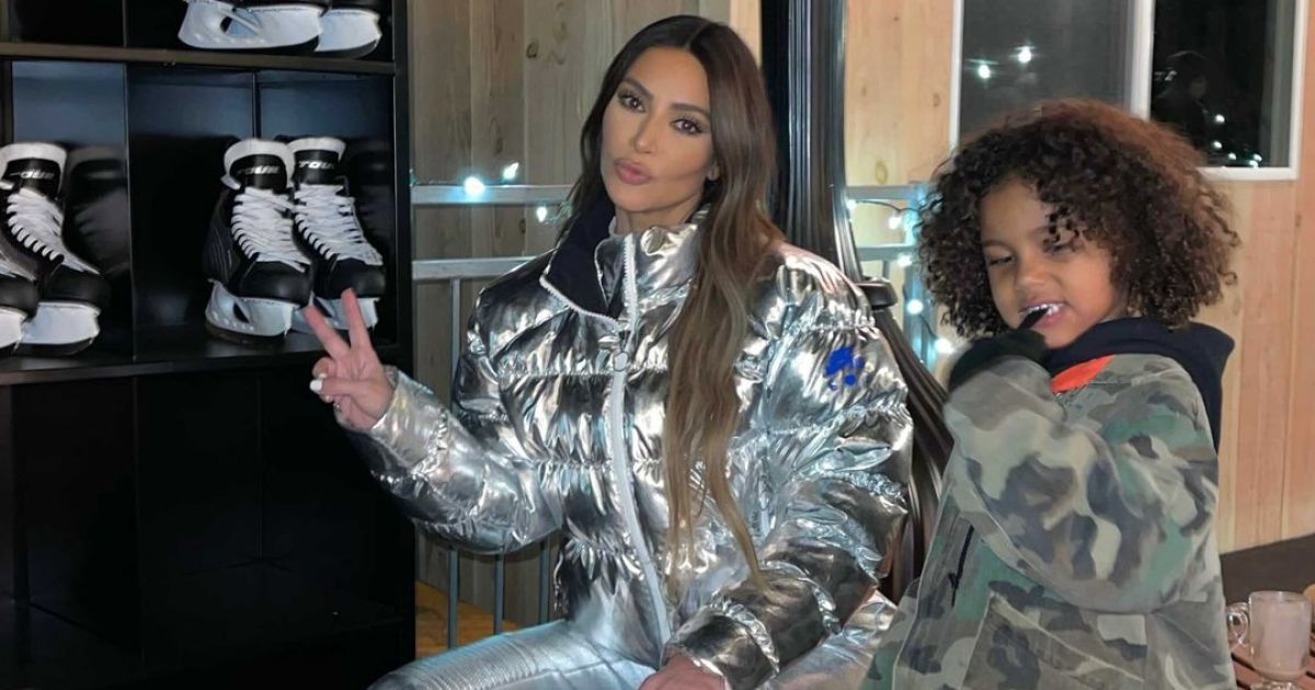 "Серебристая" Ким Кардашян показала, как веселилась с детьми на катке