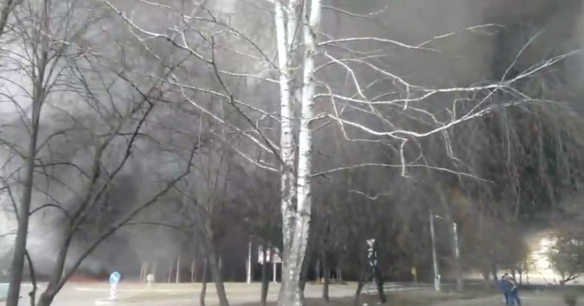 У Чернігові спалахнув "Епіцентр" та прилеглі будинки (відео)