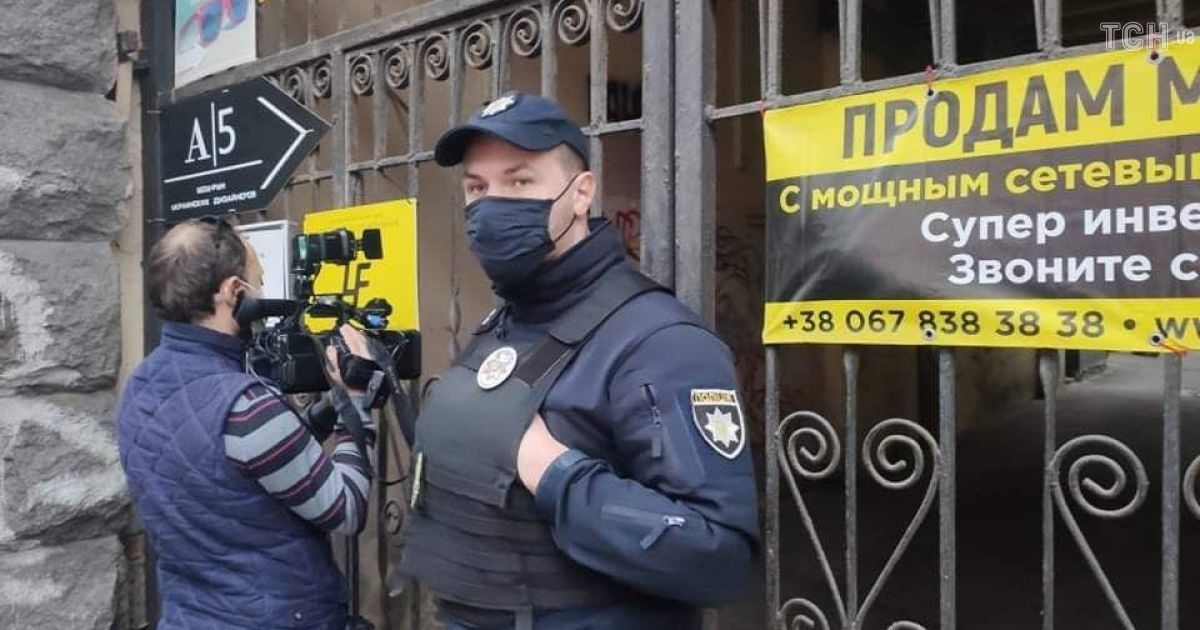 Місце смерті нардепа Давиденка, яке охороняють правоохоронці
