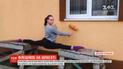 У Дніпропетровській області танцюристки займаються хатніми справами на шпагаті
