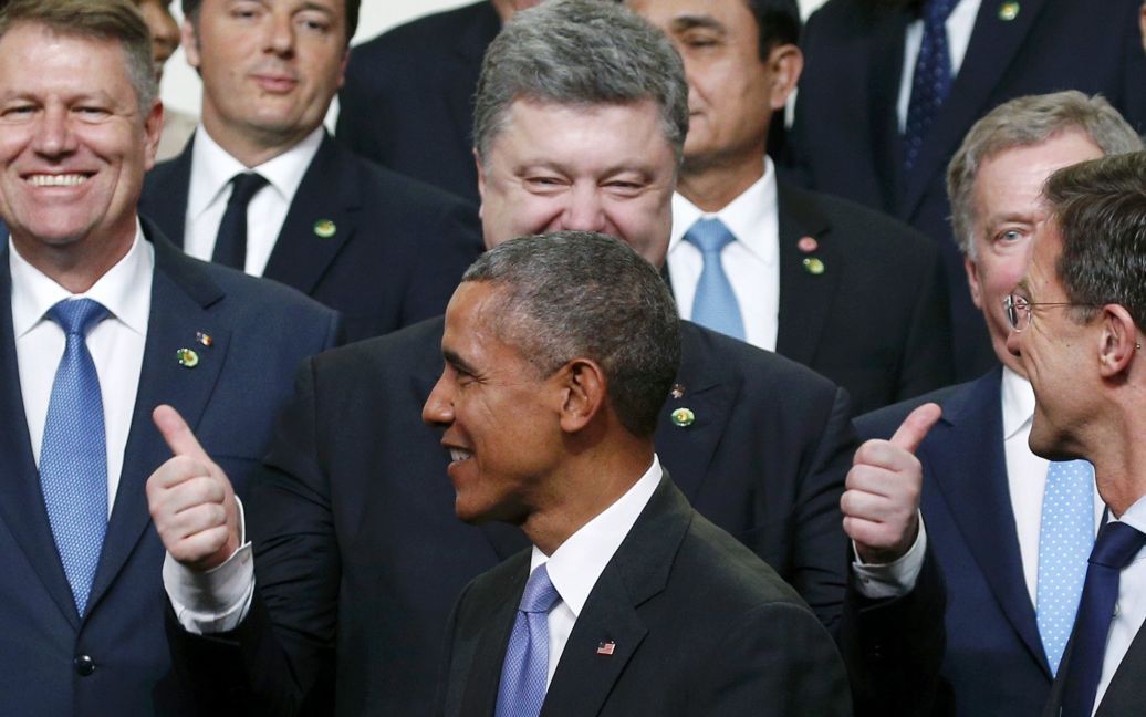 Президент України Петро Порошенко тримає два великих пальці вгору, у той час як президент США Барак Обама проходить для спільної фотографії лідерів на саміті з ядерної безпеки у Вашингтоні. / © 