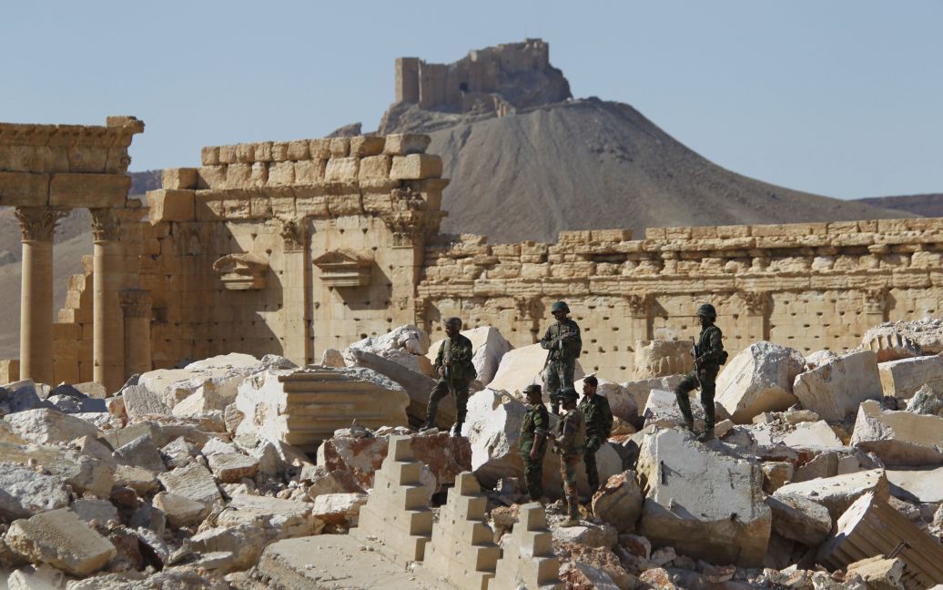 Солдати сирійської армії стоять на руїнах храму Бела в історичній частині міста Пальміра. / © 