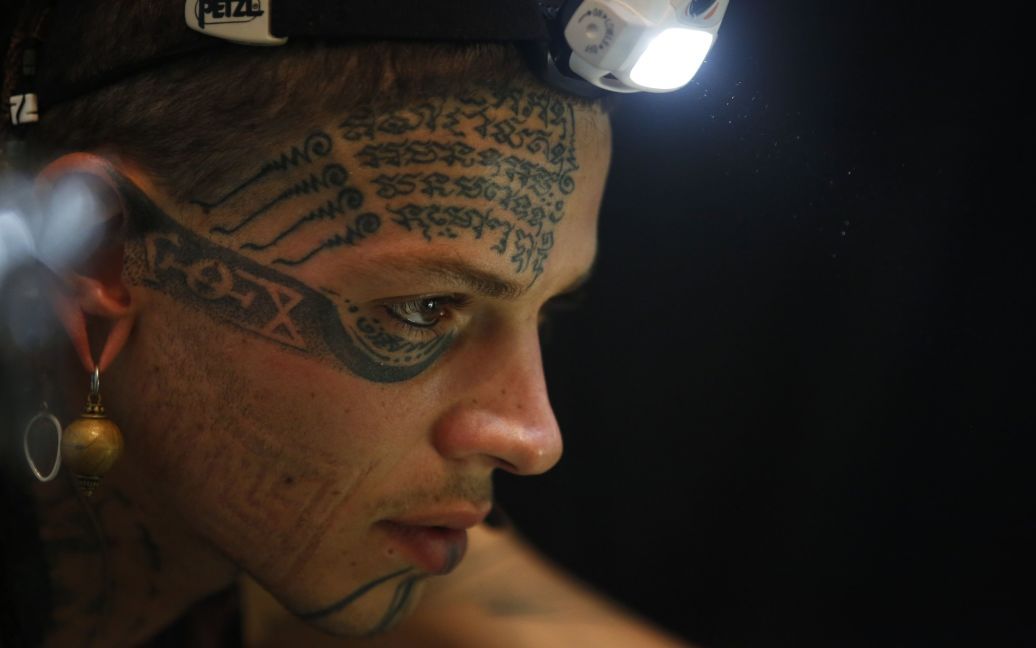Майстер тату працює над татуюванням під час Фестивалю татуювання у Катманду, Непал. / © 