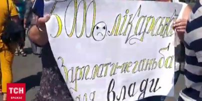 Медики монастыриской больницы перекрыли дорогу из-за задержек в выплате зарплаты