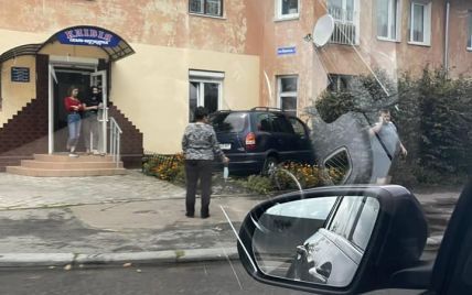 Во Львове автомобиль влетел в жилой дом: фото