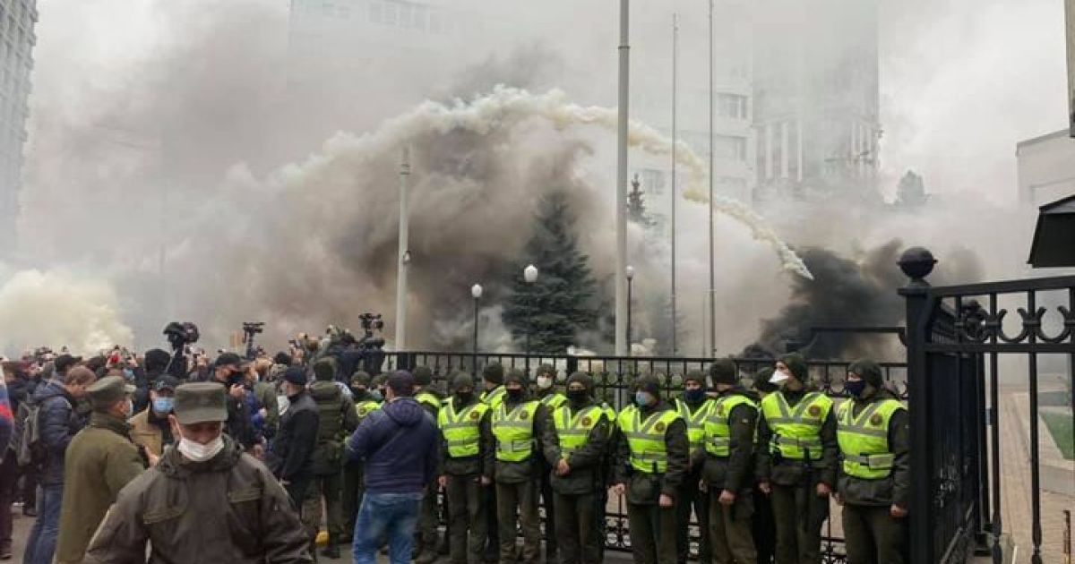 Суддів-зрадників — до Ростова: біля будівлі КСУ розпочалася акція проти рішення щодо е-декларування