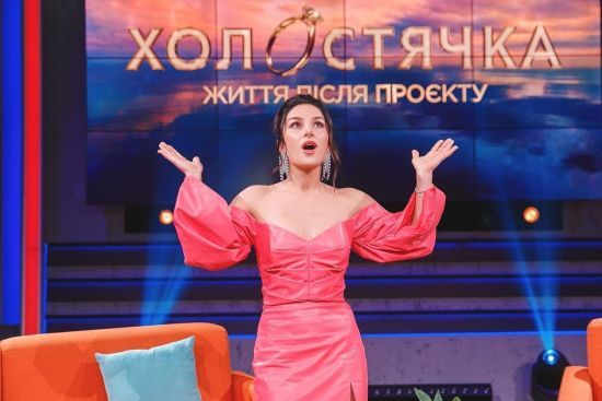 У малиновій мінісукні та під руку з Решетником: "Холостячка" Злата Огнєвіч заінтригувала шанувальників